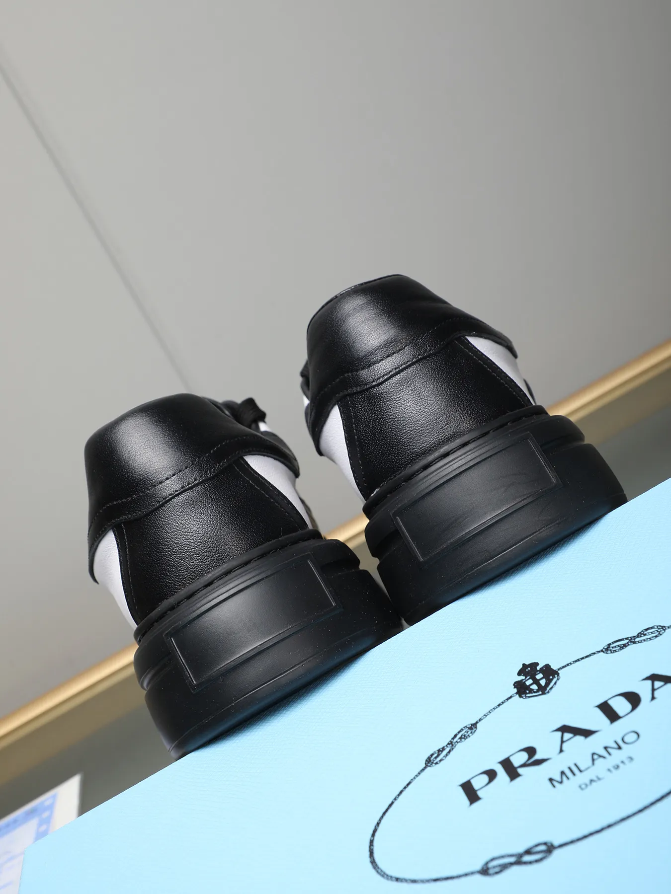 Men's shoes 💰500 Prada/Prada Men's new casual shoes, this upper is made of imported calfskin. The outside is decorated with the P family's classic metal triangle enamel logo, with cowhide lining and cowhide for the foot pads. The outsole is made of non-slip sports exclusive rubber outsole with logo, which feels good on the feet. It is a fashionable and fashionable item!  Size: 38-44 (45 customized)